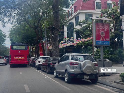 Do vỉa hè đã làm điểm trông xe nên nhiều phương tiện phải dừng đỗ ngay lòng đường gây cản trở giao thông.
