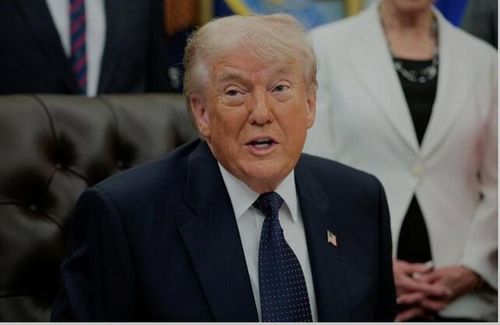Tổng thống Donald Trump bày tỏ quan điểm ủng hộ việc FDA hoàn thiện cơ chế đánh giá và phê duyệt đối với các sản phẩm thuốc lá không khói. Ảnh: Reuters.