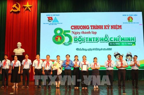 Lãnh đạo Tỉnh Đoàn tặng hoa chúc mừng Ban Chủ nhiệm Câu lạc bộ Phụ trách Đội tỉnh Vĩnh Long. Ảnh: Lê Thúy Hằng – TTXVN