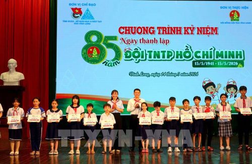 Trao bảng tượng trưng hỗ trợ 20 góc học tập cho học sinh có hoàn cảnh khó khăn. Ảnh: Lê Thúy Hằng – TTXVN