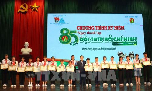 Tuyên dương Đội viên tiêu biểu trong công tác Đội và phong trào thiếu nhi. Ảnh: Lê Thúy Hằng – TTXVN