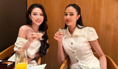 Phương Oanh vui vẻ chụp ảnh cùng đương kim Miss World. Ảnh: FBNV