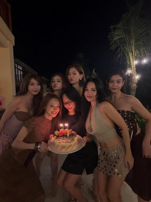 Nhã Phương cùng hội chị em đã dành thời gian rảnh rỗi ở bên nhau sau chuỗi ngày bận rộn. Ảnh: FBNV