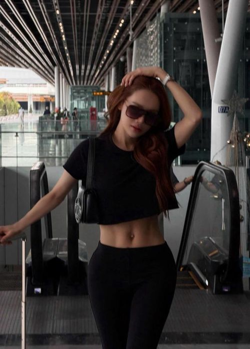 Nhã Phương tự tin phô trọn vong 2 nổi rõ múi cơ săn chắc. Ảnh: FBNV