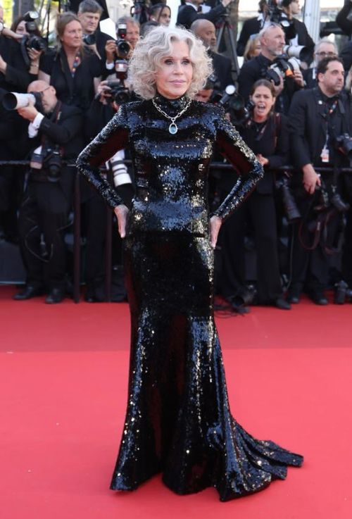 Jane Fonda nổi bật trong thiết kế Gucci, kết hợp trang sức Pomellato đầy tinh tế. Ảnh: Getty Images