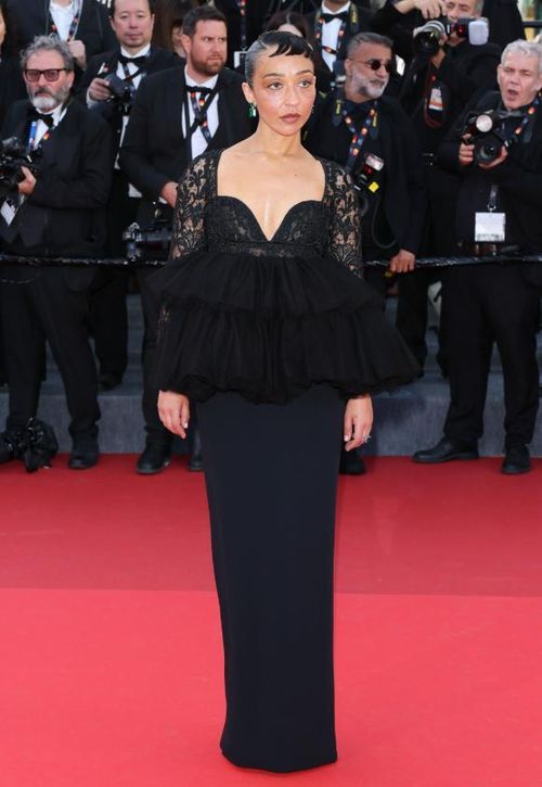 Ruth Negga ghi dấu ấn với Saint Laurent kết hợp trang sức Chopard, vừa sắc sảo vừa quyến rũ. Ảnh: Getty Images
