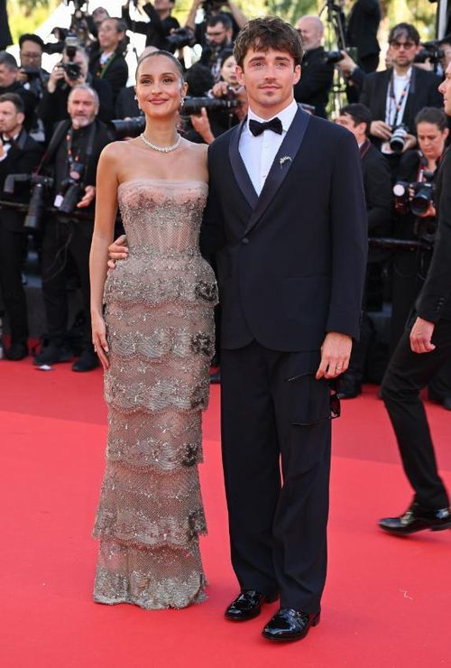 Cặp đôi Alexandra và Charles Leclerc thu hút ống kính khi Alexandra diện Paolo Sebastian cùng trang sức Messika, trong khi Charles chọn suit Giorgio Armani đầy lịch lãm. Ảnh: Getty Images