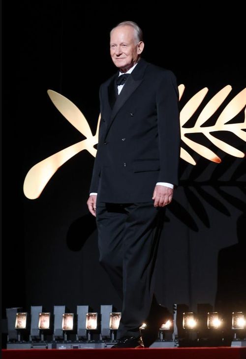 Stellan Skarsgård lịch lãm với Bottega Veneta, giữ phong thái điềm tĩnh đặc trưng. Ảnh: Getty Images