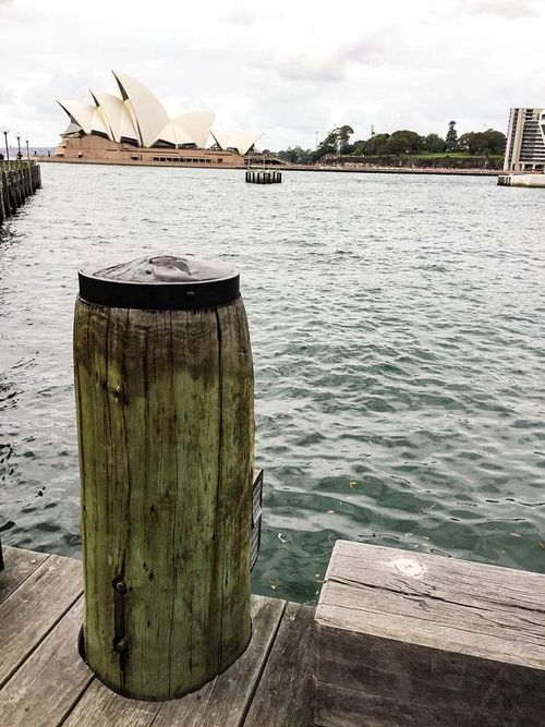 Cột neo tàu The Rocks, trông ra Nhà hát Con Sò Sydney năm 2018.