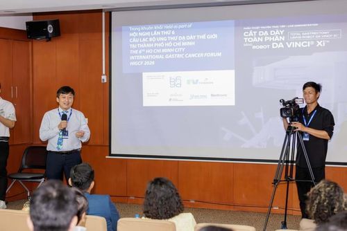 PGS-TS-BS. Võ Duy Long - Phó Trưởng khoa Ngoại Tiêu hóa, bệnh viện Đại học Y Dược TP.HCM chia sẻ thông tin về hội nghị cũng như xu hướng phẫu thuật bằng robot. 