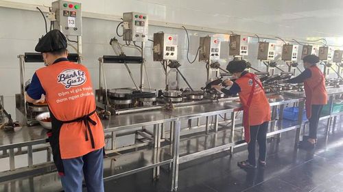Các cơ sở chế biến thực phẩm tại Huế ngày càng nâng cao ý thức, trách nhiệm trong việc đảm bảo vệ sinh an toàn thực phẩm. Ảnh: Nguyễn Tuấn