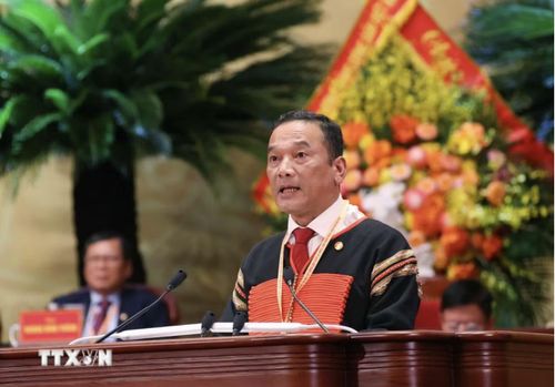 Đồng chí Y Giang Gry Niê Knơng, Phó Bí thư Tỉnh ủy, Chủ tịch Ủy ban Mặt trận Tổ quốc Việt Nam tỉnh Đắk Lắk trình bày tham luận tại Đại hội. (Ảnh: Văn Điệp/TTXVN)