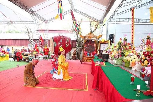 Nghi thức tế lễ trong lễ hội Cầu ngư ở xã Vạn Lộc.