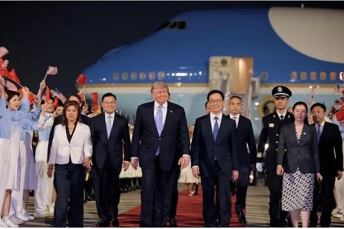 Tổng thống Donald Trump được Trung Quốc tổ chức lễ đón cấp nhà nước. Phó Chủ tịch Trung Quốc Hàn Chính cùng đại diện Bộ Ngoại giao và một số quan chức cấp cao đã có mặt tại sân bay để chào đón đoàn. Ảnh: ABC News