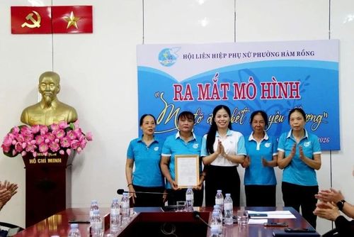 Chủ tịch Hội LHPN phường Hàm Rồng trao Quyết định thành lập mô hình “Mẹ đỡ đầu - Kết nối yêu thương” chi hội phụ nữ Đại Khối 2.