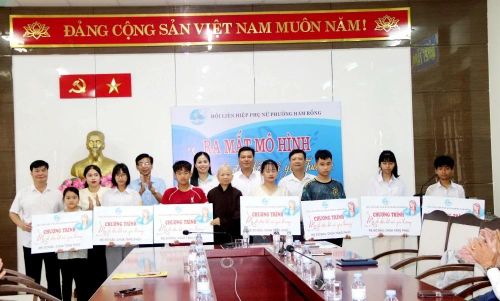 Trụ trì chùa Tăng Phúc và các đồng chí lãnh đạo phường Hàm Rồng trao biển tượng trưng hỗ trợ kinh phí đỡ đầu cho trẻ tại buổi lễ.
