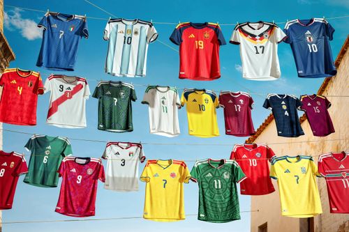 Adidas ra mắt bộ áo đấu sân khách mới cho 25 đội tuyển quốc gia.