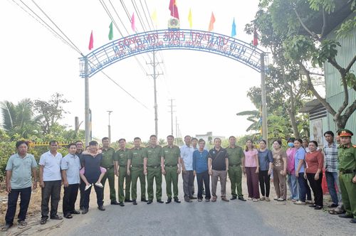 Cổng an ninh, trật tự tại khu dân cư Làng Giáo viên Trường Đại học An Giang, phường Long Xuyên. Ảnh: TIẾN HƯNG