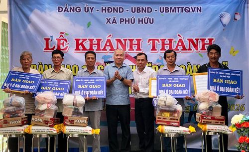 Trao bảng tượng trưng bàn giao nhà đại đoàn kết cho các hộ dân.