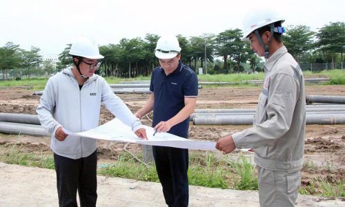  Cán bộ chuyên môn cùng nhà đầu tư nắm bắt khó khăn vướng mắc dự án tịa phường Đồng Nguyên. 