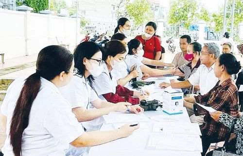 Bệnh viện Ung bướu Bắc Ninh khám sàng lọc ung thư tại cộng đồng cho người dân xã Lục Nam.