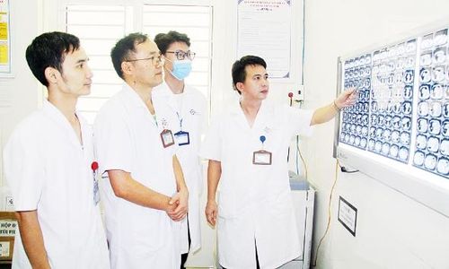 Bác sĩ Khoa Chẩn đoán hình ảnh (Bệnh viện Ung bướu Bắc Ninh) hội chẩn một ca bệnh.