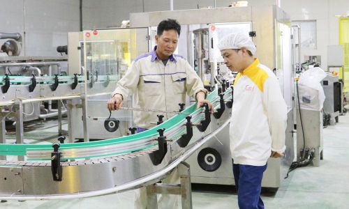  Cán bộ kỹ thuật Công ty cổ phần Xuất nhập khẩu Thực phẩm Toàn Cầu kiểm tra hệ thống xử lý, chế biến vải thiều xuất khẩu. 