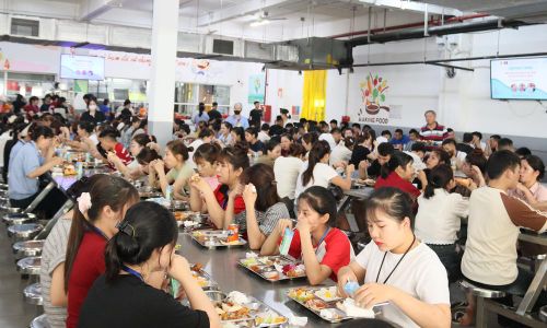  Người lao động Công ty trách nhiệm hữu hạn Crystal Martin Việt Nam tham gia "Bữa ăn công đoàn". 