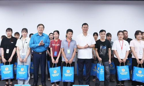  Trao quà cho người lao động có hoàn cảnh khó khăn tại công ty. 