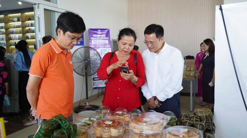 Hội Liên hiệp Phụ nữ phường Hòa Cường thường xuyên phổ cập, hướng dẫn kỹ năng bán hàng trên các sàn thương mại điện tử, thực hiện thanh toán không dùng tiền mặt cho hội viên. Ảnh: KHÁNH NGÂN