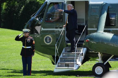 Tổng thống Mỹ Donald Trump lên chuyên cơ ngày 12/5 để chuẩn bị chuyến công du Trung Quốc. Ảnh: Jacquelyn Martin/AP