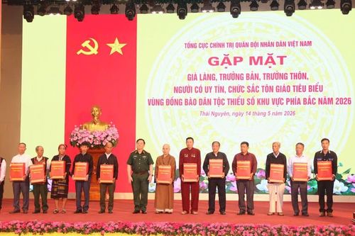 Đại tướng Nguyễn Trọng Nghĩa đã trao nhiều phần quà tri ân các già làng, trưởng bản, trưởng thôn, người có uy tín, chức sắc tôn giáo tiêu biểu.
