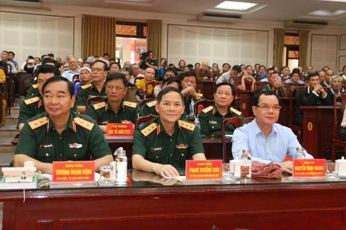 Các đại biểu dự chương trình gặp mặt già làng, trưởng bản, trưởng thôn, người có uy tín, chức sắc tôn giáo tiêu biểu vùng đồng bào dân tộc thiểu số khu vực phía Bắc năm 2026.