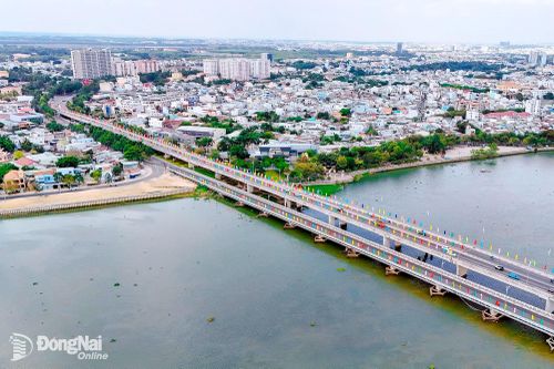 Cầu Hóa An kết nối giữa 2 phường Trấn Biên và Biên Hòa trang trí chào mừng thành lập thành phố Đồng Nai. Ảnh: Nguyễn Anh Trọng