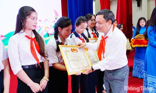 Đồng chí Phan Văn Thắng trao Bằng khen tuyên dương đội viên, thiếu nhi tiêu biểu có thành tích xuất sắc trong công tác Đội và phong trào thiếu nhi.