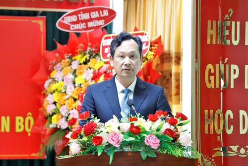  Phó Chánh án TAND tối cao Nguyễn Văn Tiến phát biểu giao nhiệm vụ cho tân Chánh án TAND tỉnh Gia Lai Bùi Danh Đại. Ảnh: Đức Hồ 