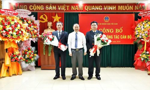  Bí thư Tỉnh ủy Thái Đại Ngọc (giữa) tặng hoa chúc mừng tân Chánh án TAND tỉnh Bùi Danh Đại (bên phải). Ảnh: Đức Hồ 