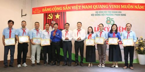 Lãnh đạo phường tuyên dương các Tổng phụ trách Đội có thành tích xuất sắc.