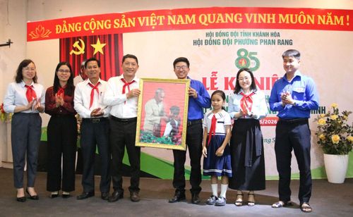 Lãnh đạo phường Phan Rang tặng tranh chúc mừng Hội đồng Đội phường.