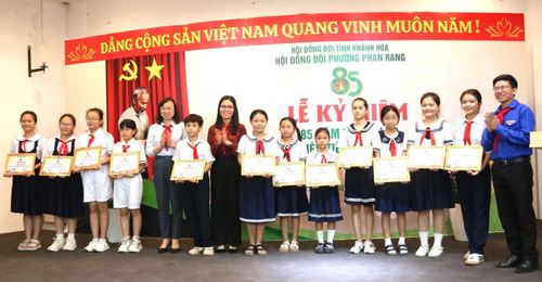 Lãnh đạo phường tuyên dương các đội viên xuất sắc.