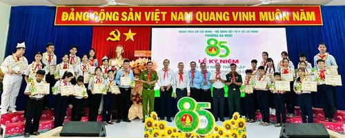 Tuyên dương, khen thưởng các Tổng phụ trách Đội và đội viên tiêu biểu.