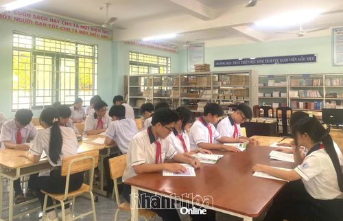 Học sinh lớp 9 Trường THCS Lý Tự Trọng (phường Phan Rang) ôn tập trong thư viện trường.