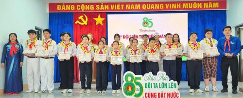 Tuyên dương, khen thưởng các đội viên tiêu biểu.