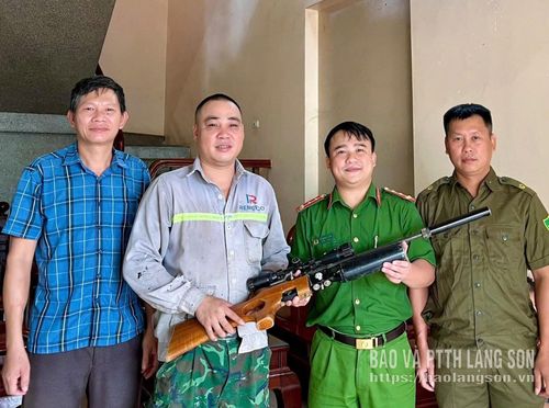 Công an xã Hữu Lũng tiếp nhận vũ khí do người dân mang đến giao nộp