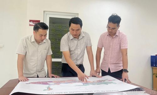 Cán bộ phòng Kinh tế xã Bảo Yên trao đổi về phương án quy hoạch chung trên địa bàn xã.