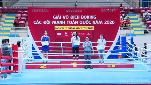Ban tổ chức trao huy chương và giấy chứng nhận giải cho các vận động viên xuất sắc.