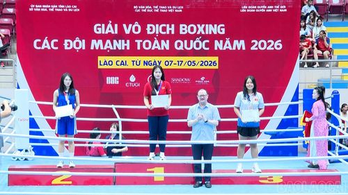 Vận động viên Su Kim Lê (giữa) xuất sắc mang về tấm huy chương Vàng hạng cân 75 kg nữ cho đoàn Lào Cai.