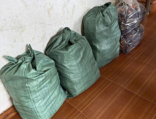 Lực lượng Công an thu giữ gần 06 tạ bột màu nâu nghi là cà phê giả, cùng hàng nghìn bao bì mang nhiều nhãn hiệu cà phê khác nhau.