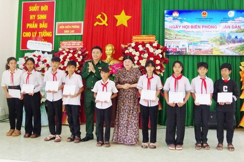 Bộ đội Biên phòng tỉnh Lâm Đồng trao học bổng "Nâng bước em đến trường" cho học sinh khó khăn của xã Thuận An
