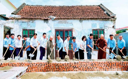 Các đại biểu thực hiện nghi thức động thổ xây dựng ngôi nhà “Ấm tình đoàn kết lương giáo” cho một trong các gia đình thuộc diện hộ nghèo, hộ cận nghèo, hộ có hoàn cảnh đặc biệt khó khăn trên địa bàn xã Phát Diệm. Ảnh: Ngọc Linh